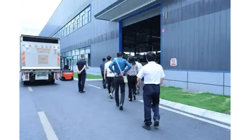 Un client international visite HYT Packaging pour une visite d'usine sur site